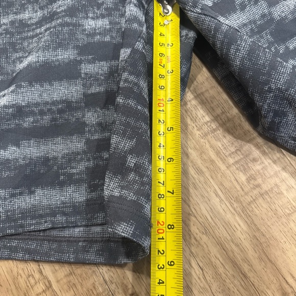 lululemon athletica Men's Charcoal & Light Grey Patterned Athletic Shorts - Picture 5 of 8